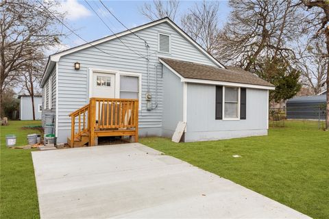 Photo of 806 Walnut Street, Bryan, TX 77803 (MLS # 26000666)