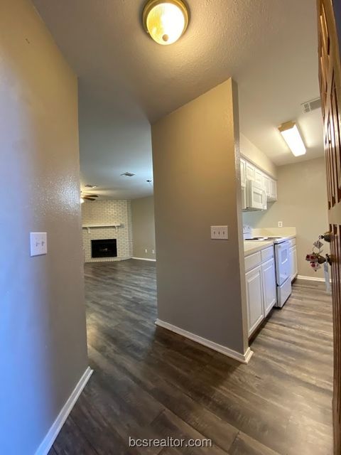 Photo of 1305 W Villa Maria Road #E202, Bryan, TX 77801 (MLS # 26001233)