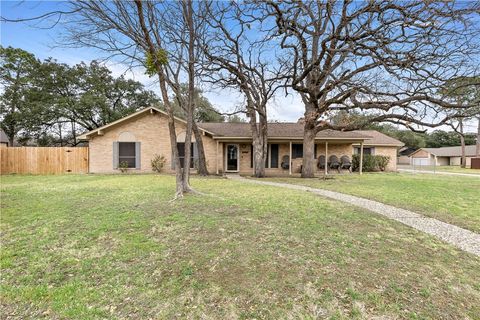 Photo of 2403 Briar Oaks Drive, Bryan, TX 77802 (MLS # 26001701)