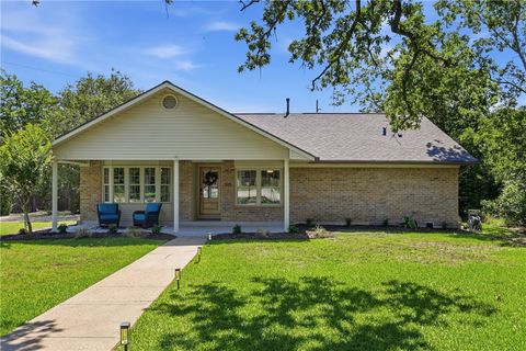 Photo of 515 Crescent Drive, Bryan, TX 77801 (MLS # 26006477)