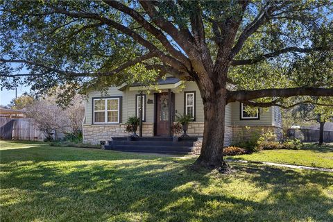 Photo of 1506 E Washington Ave Ave, Navasota, TX 77868 (MLS # 25012898)