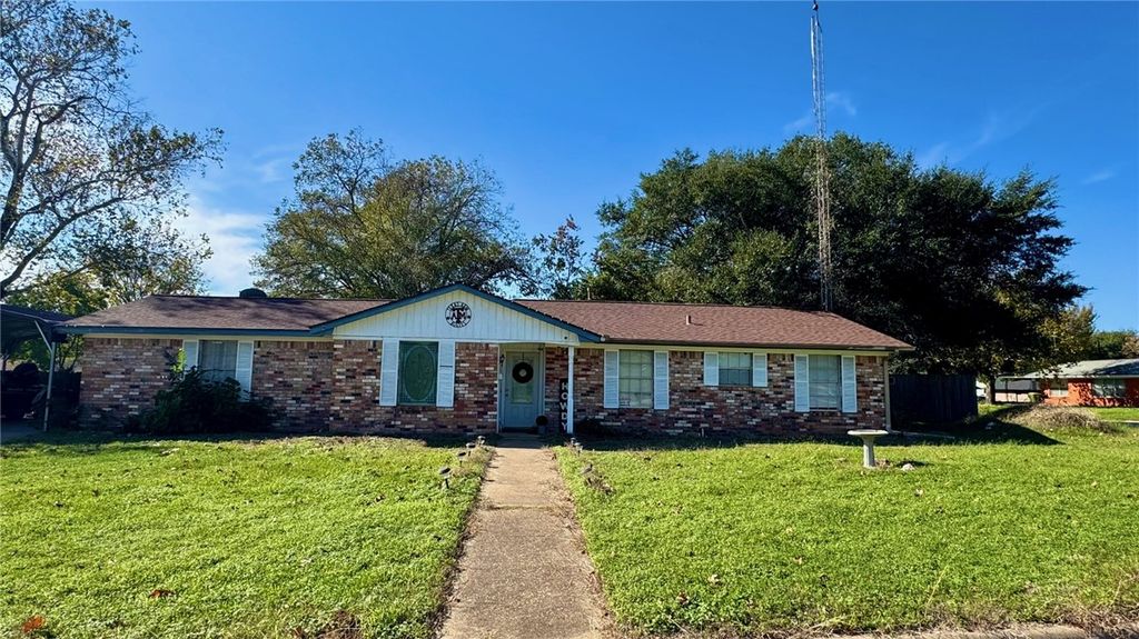 Photo of 902 S Easterwood Street, Hearne, TX 77859 (MLS # 25012666)