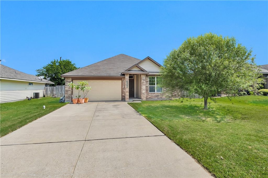 Photo of 704 Mockingbird Street, Navasota, TX 77868 (MLS # 26008750)