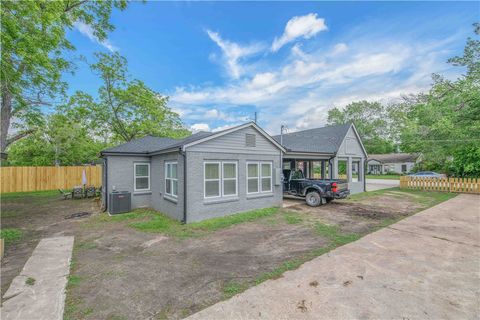 Tiny photo for 902 Post Oak Street, Hearne, TX 77859 (MLS # 26005086)
