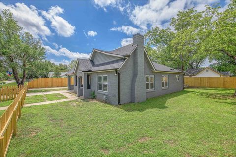 Tiny photo for 902 Post Oak Street, Hearne, TX 77859 (MLS # 26005086)