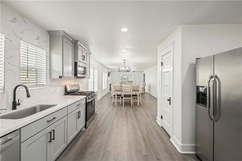 Tiny photo for 902 Post Oak Street, Hearne, TX 77859 (MLS # 26005086)