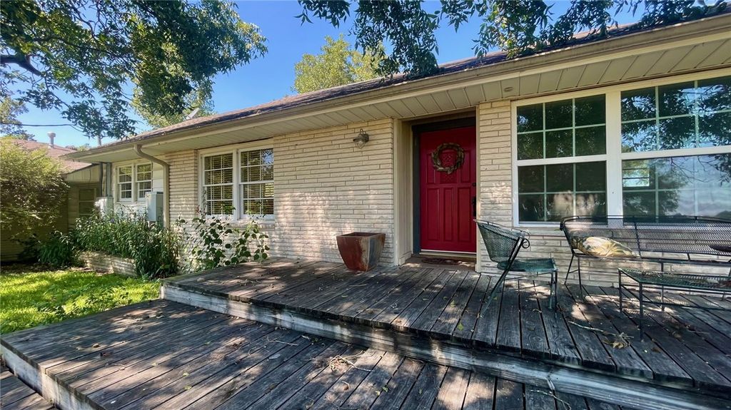 Photo of 704 E Colorado St (+/-1.601 acres) St, Bremond, TX 76629 (MLS # 25012063)