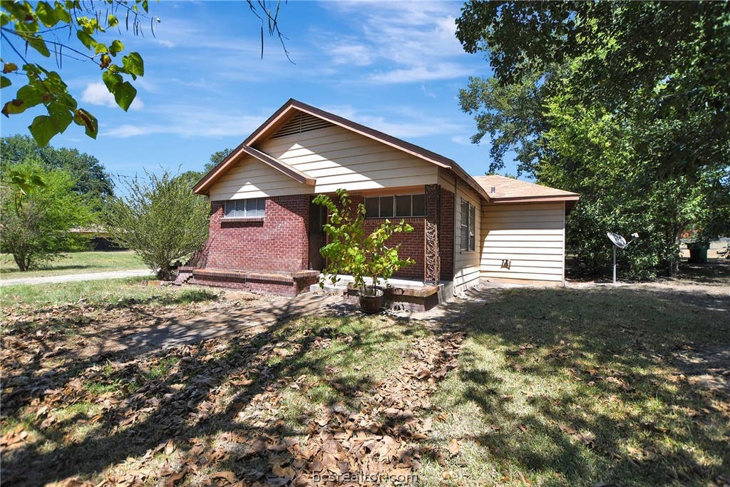 Photo of 110 N Shipp Street, Madisonville, TX 77864 (MLS # 26010451)