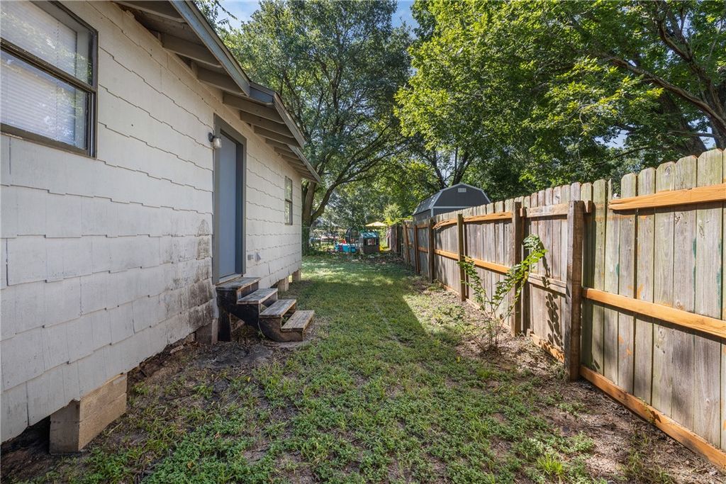 Photo of 1303 W Main Street, Madisonville, TX 77864 (MLS # 26001357)