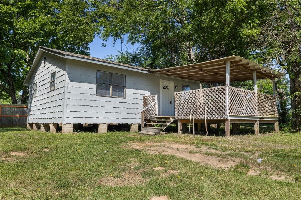 Photo of 1303 W Main Street, Madisonville, TX 77864 (MLS # 26001357)