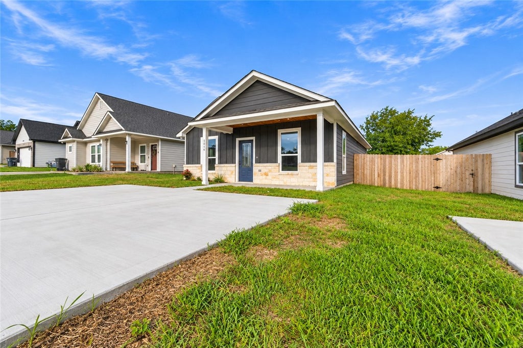 Photo of 1514 Dansby Street, Bryan, TX 77803 (MLS # 26012112)