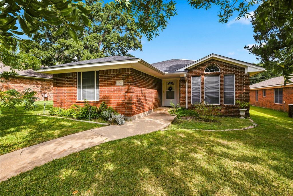 Photo of 1821 Gettysburg Lane, Bryan, TX 77802 (MLS # 26009231)