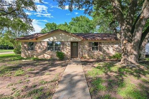Photo of 812 Victoria Street, Navasota, TX 77868 (MLS # 26007310)