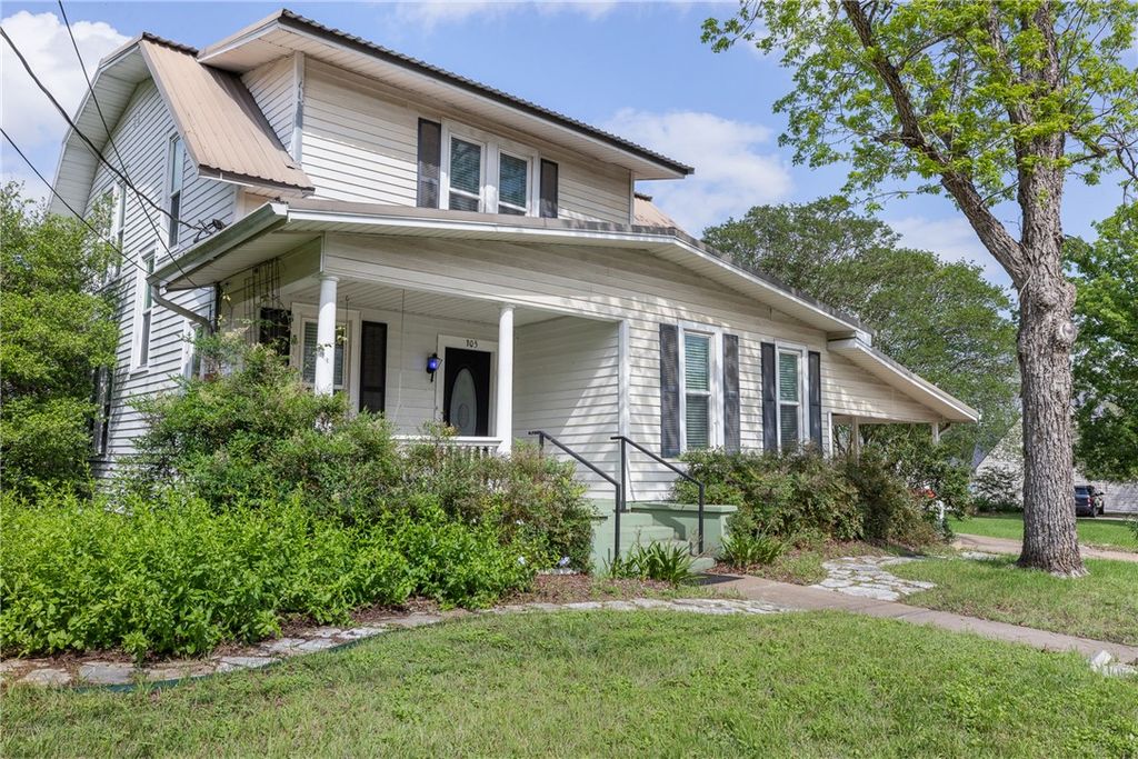 Photo of 305 S Main Street, Caldwell, TX 77836 (MLS # 26004779)