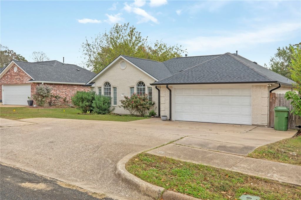 Photo of 2511 Westwood Main Drive, Bryan, TX 77807 (MLS # 25012362)