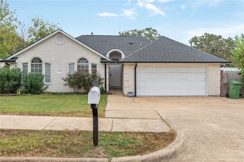 Photo of 2511 Westwood Main Drive, Bryan, TX 77807 (MLS # 25012362)