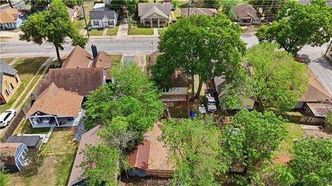 Tiny photo for 805 Academy St E, Brenham, TX 77833 (MLS # 26004052)