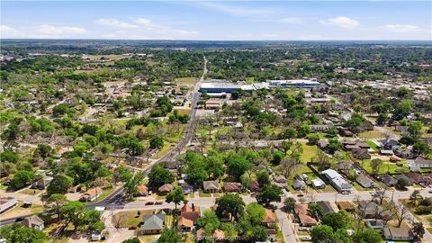 Tiny photo for 805 Academy St E, Brenham, TX 77833 (MLS # 26004052)