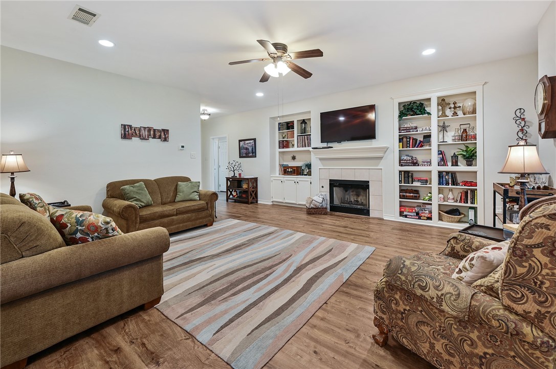 College Station, Texas 77845, United States, 3 Bedrooms Bedrooms, ,2 BathroomsBathrooms,Residential,Pending,44620