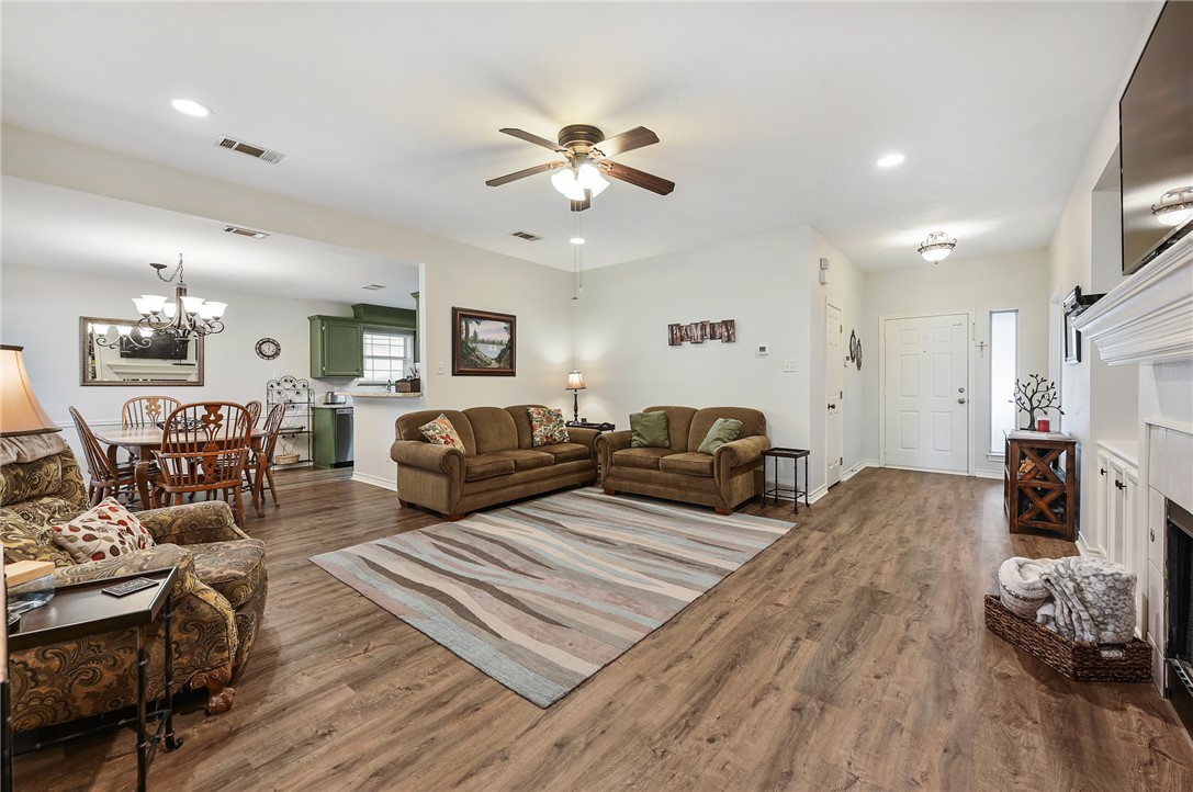 College Station, Texas 77845, United States, 3 Bedrooms Bedrooms, ,2 BathroomsBathrooms,Residential,Pending,44620