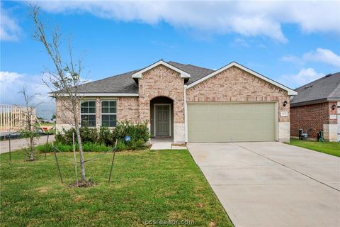 Photo of 8004 Front Nine Lane, Navasota, TX 77868 (MLS # 26003229)