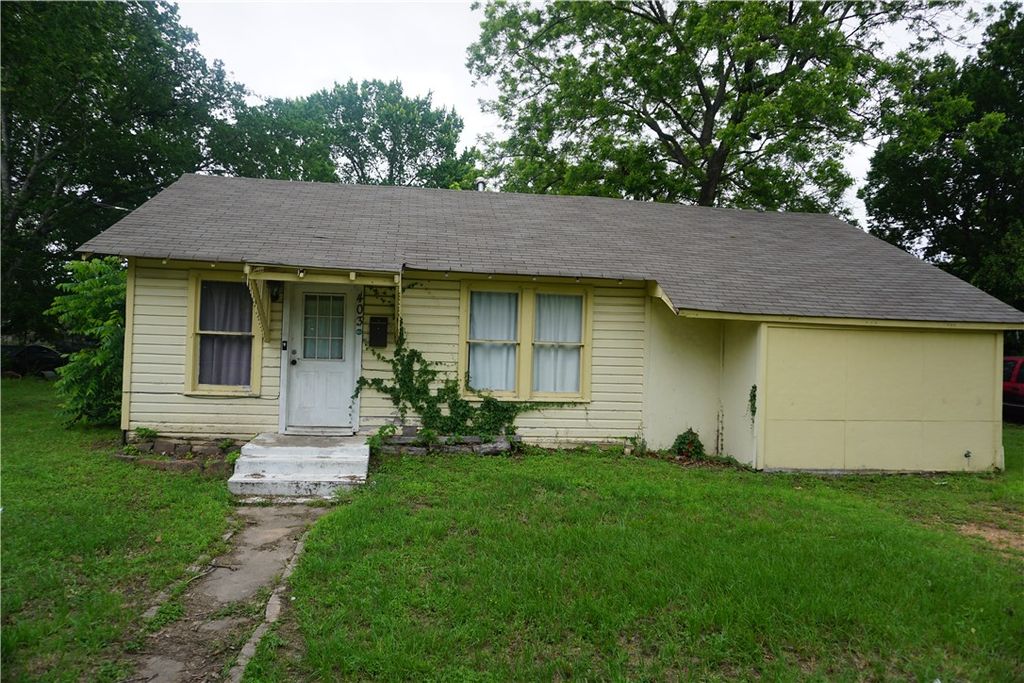 Photo of 403 S Easterwood Street, Hearne, TX 77859 (MLS # 26005855)