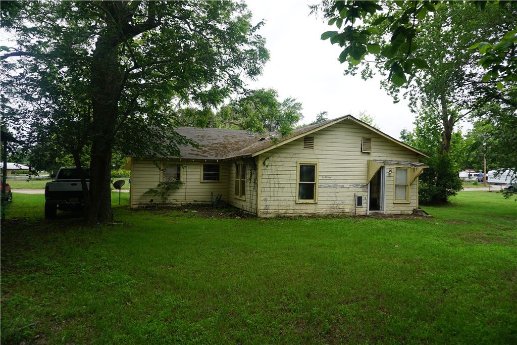 Photo of 403 S Easterwood Street, Hearne, TX 77859 (MLS # 26005855)