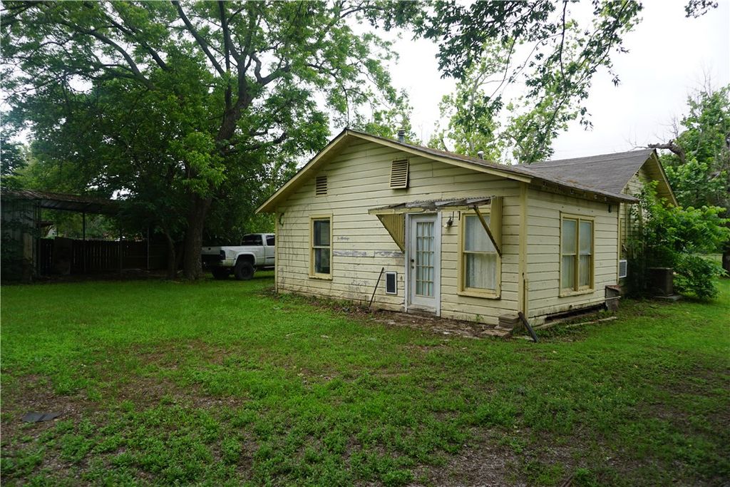 Photo of 403 S Easterwood Street, Hearne, TX 77859 (MLS # 26005855)
