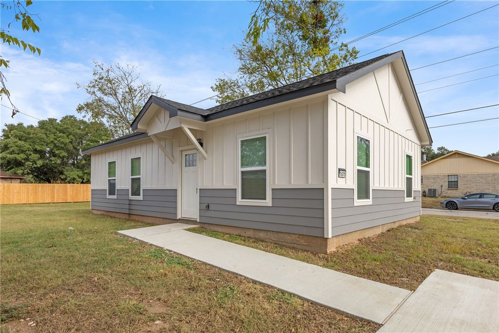 Photo of 1601 W 17th Street, Bryan, TX 77803 (MLS # 25011138)