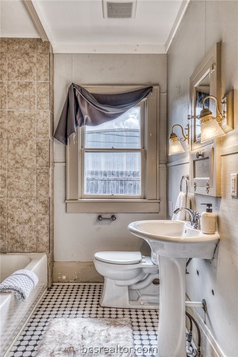 Tiny photo for 404 W Main Street St, Bellville, TX 77418 (MLS # 26003899)