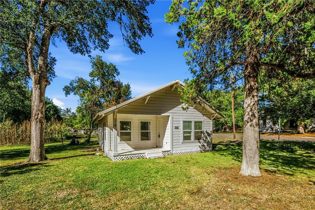 Photo of 1117 Sycamore Street, Navasota, TX 77868 (MLS # 25011753)