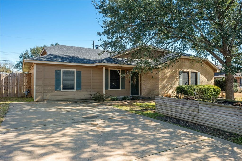 Photo of 4018 Kenwood Drive, Bryan, TX 77802 (MLS # 26001540)