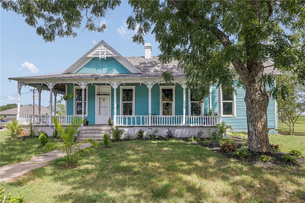 Photo of 610 W Davis Street, Hearne, TX 77859 (MLS # 26009545)