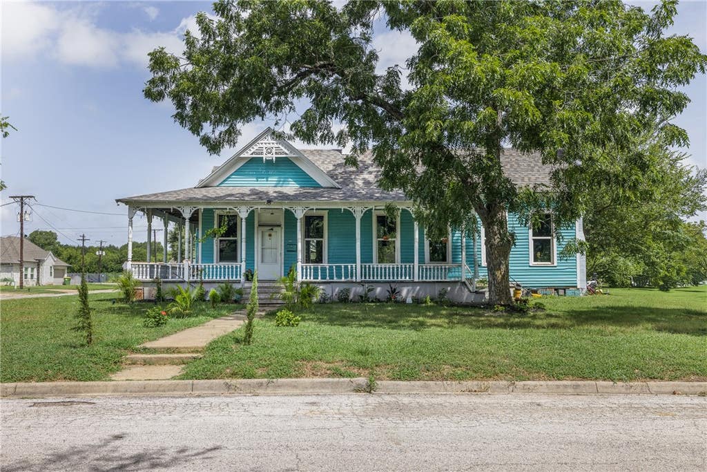 Photo of 610 W Davis Street, Hearne, TX 77859 (MLS # 26009545)