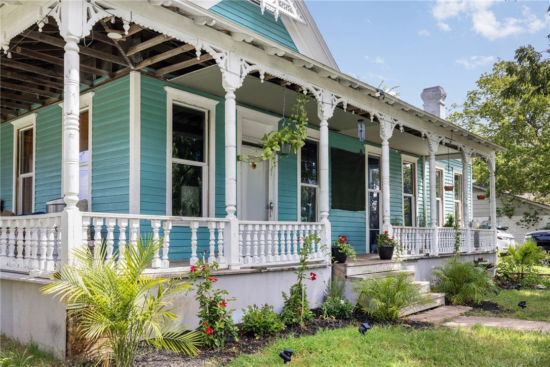 610 W Davis Street