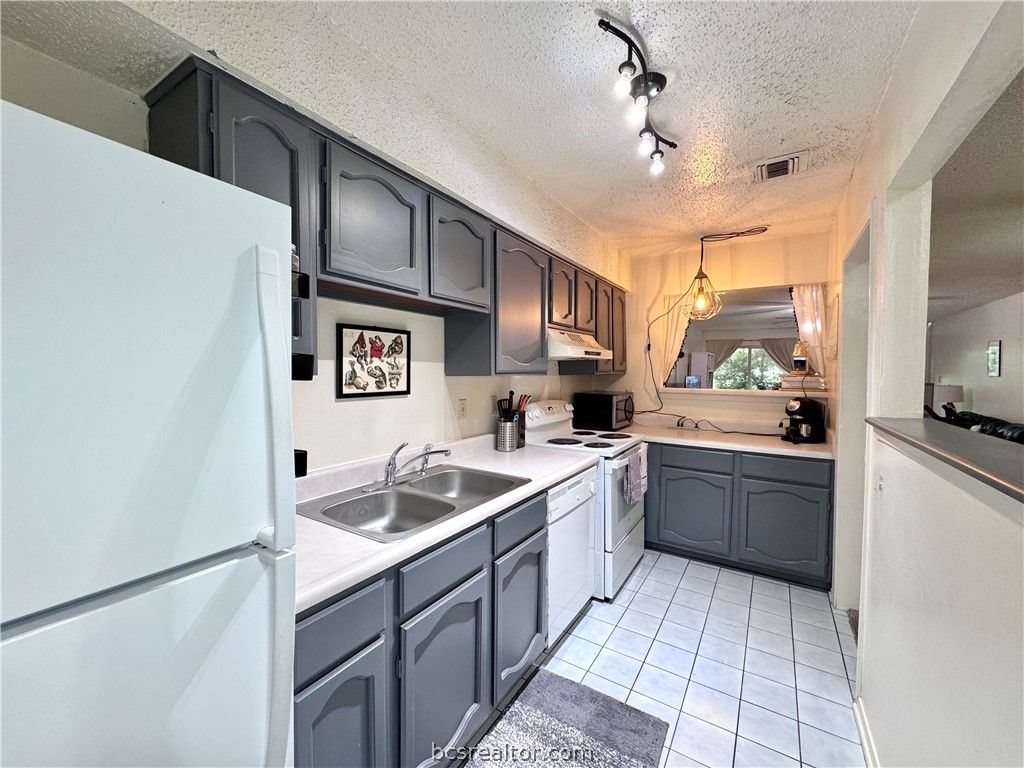 Photo of 3923 Old Oaks Drive #5, Bryan, TX 77802 (MLS # 26003742)