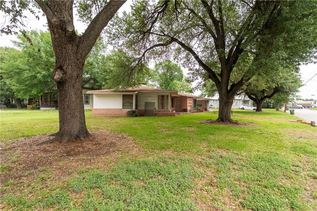 Photo of 110 Barton Street, Hearne, TX 77859 (MLS # 26005252)
