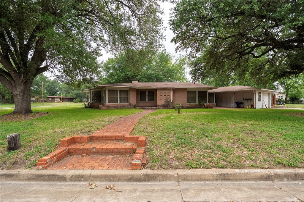 Photo of 110 Barton Street, Hearne, TX 77859 (MLS # 26005252)