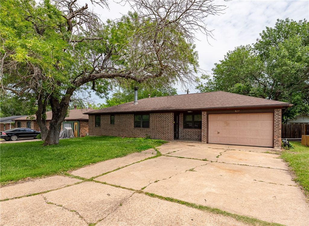 Photo of 927 Braeswood Drive, Bryan, TX 77803 (MLS # 26002778)