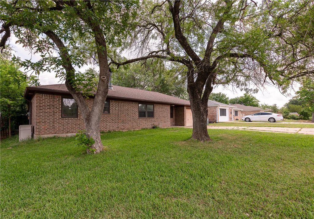 Photo of 927 Braeswood Drive, Bryan, TX 77803 (MLS # 26002778)