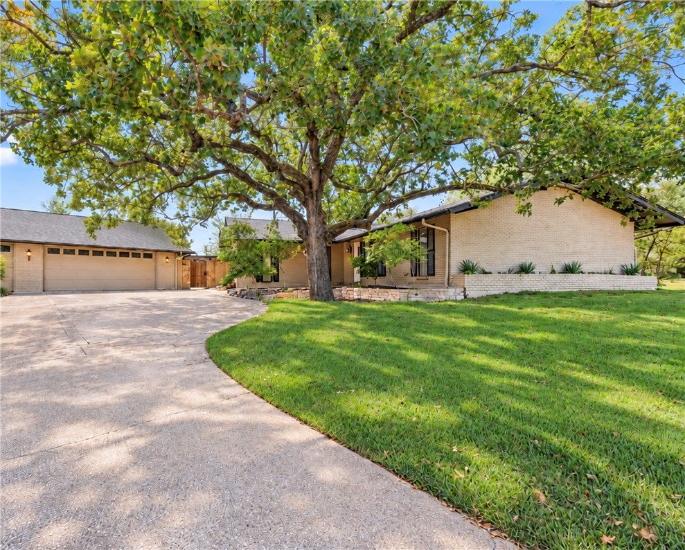 Photo of 833 S Rosemary Drive, Bryan, TX 77802 (MLS # 26011172)