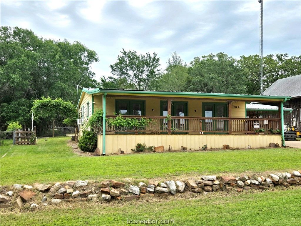 Photo of 1026 Lakeview Lane, Somerville, TX 77879 (MLS # 26004871)