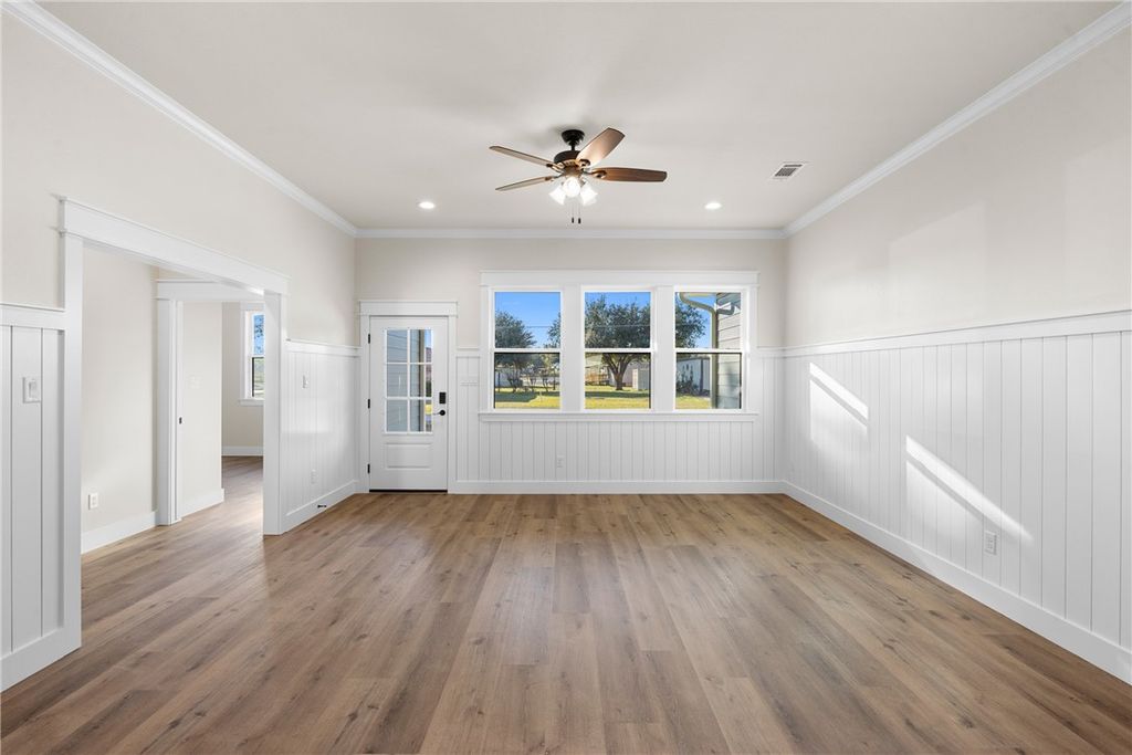 Photo of 610 E Englewood Street, Franklin, TX 77856 (MLS # 25011977)