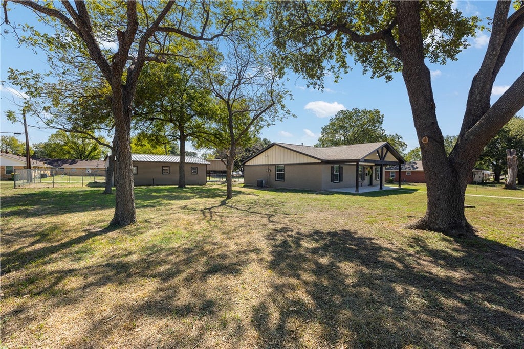 Photo of 705 W Davis Street, Hearne, TX 77859 (MLS # 26012456)