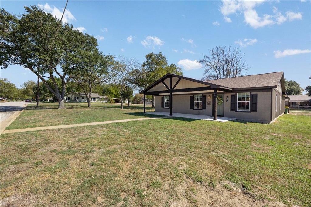 Photo of 705 W Davis Street, Hearne, TX 77859 (MLS # 26012456)