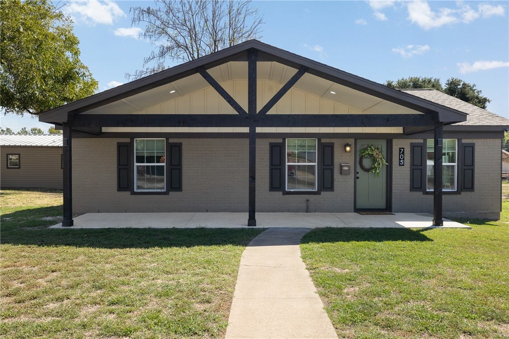 Photo of 705 W Davis Street, Hearne, TX 77859 (MLS # 26012456)