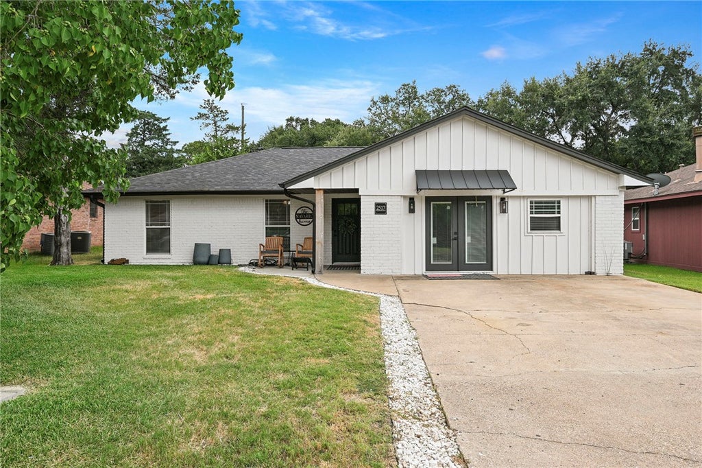 Photo of 2517 Hardwood Drive, Bryan, TX 77803 (MLS # 26010059)