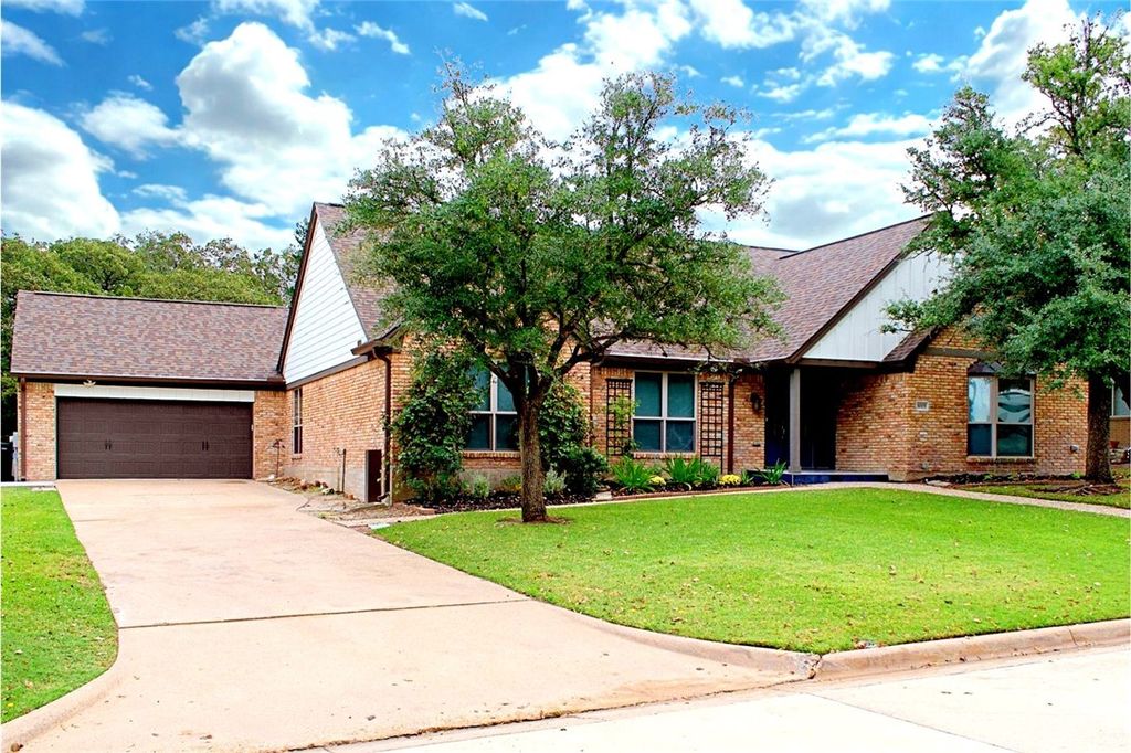 Photo of 3005 Camelot Drive NW, Bryan, TX 77802 (MLS # 25012390)