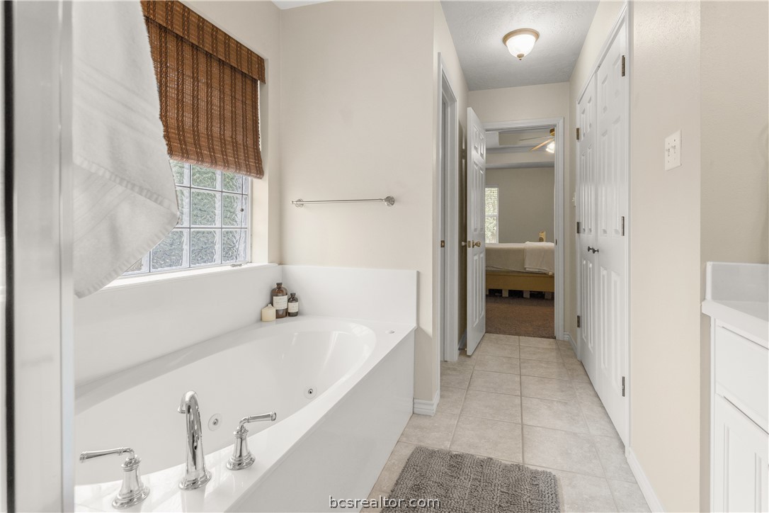 College Station, Texas 77845, United States, 5 Bedrooms Bedrooms, ,3 BathroomsBathrooms,Residential,Pending,50805