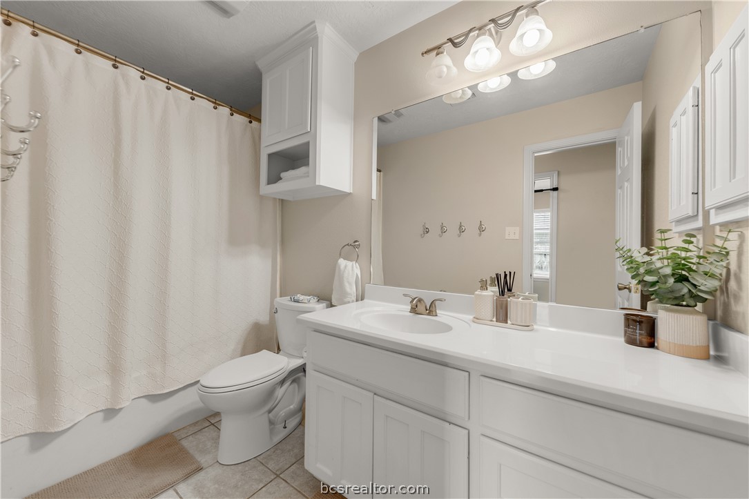 College Station, Texas 77845, United States, 5 Bedrooms Bedrooms, ,3 BathroomsBathrooms,Residential,Pending,50805